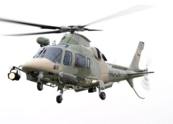 بالفيديو.. “طيران الشرطة” ينقذ شخصين أصيبا في ممشى جبلي بالعامرات