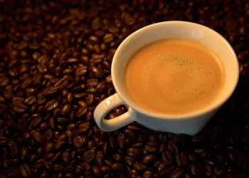 هل يُسبب شرب القهوة الانتفاخ؟