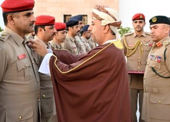 جلالة القائد الأعلى يُنعم بميداليتي الخدمة الممتازة والثناء السلطاني على عدد من منتسبي وزارة الدفاع وقوات السلطان المسلحة