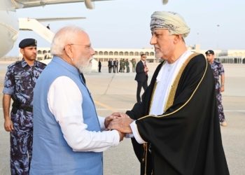 رئيس الوزراء الهندي يصل إلى سلطنة عمان