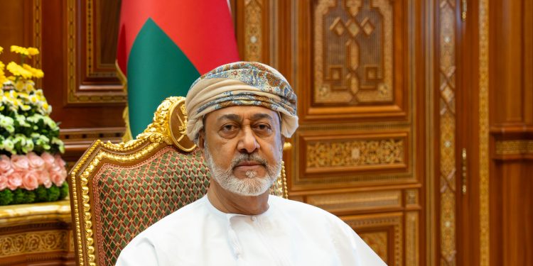 جلالة السلطان يستقبل وزير الخارجية السعودي بقصر البركة