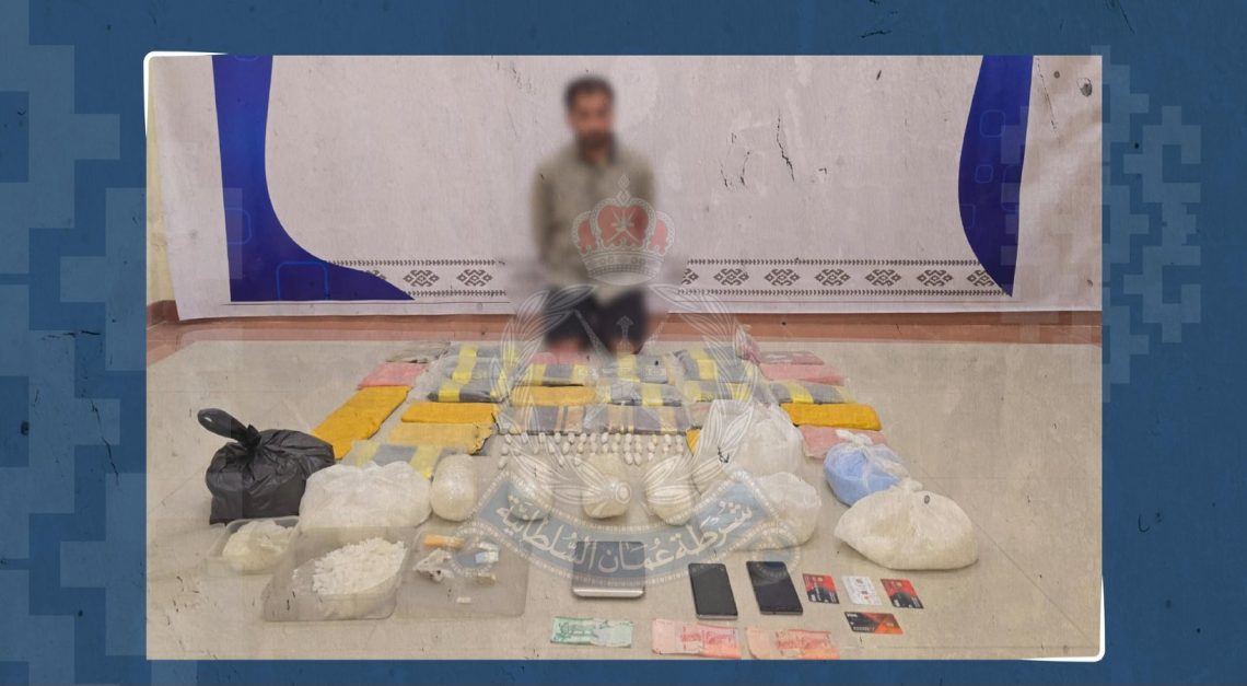 القبض على شخص قبل ترويج كميات كبيرة من المخدرات في بركاء