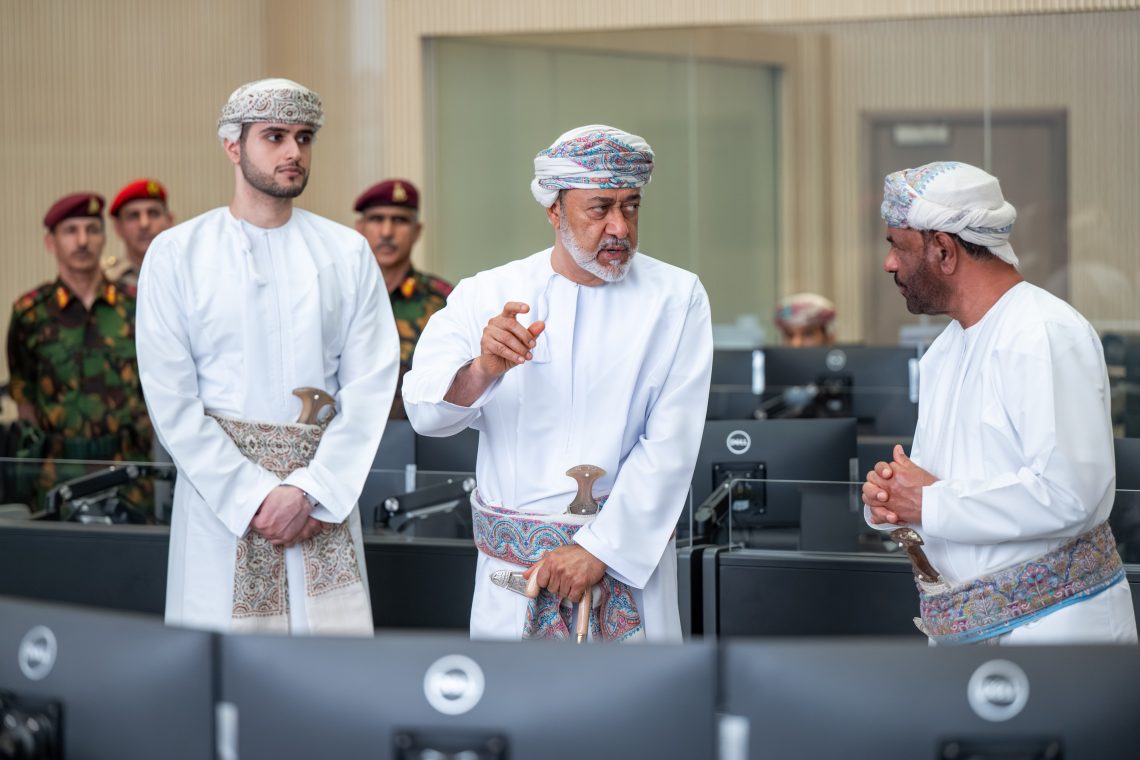 بالصور.. جلالة السلطان يتفضل بزيارة مركز الدفاع الإلكتروني في مسقط