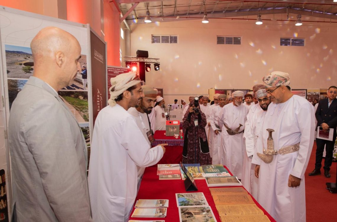 جامعة نزوى تحتفي بـ”يوم البحث العلمي” وتدشّن كرسي تطبيقات الذكاء الاصطناعي