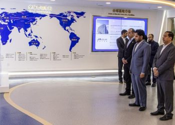 سلطنةُ عمان تبحث الفرص الاستثمارية لتوطين صناعات الطاقة النظيفة والسيارات الذكية بالصين