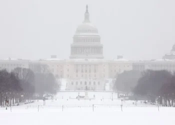 البرد يشل ولايات أميركية.. وأكثر من 600 ألف منزل بلا كهرباء