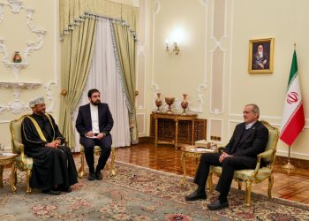 الرئيس الإيراني يستقبل وزير الخارجية العُماني ويؤكد عمق العلاقات بين البلدين ودعم مسار الحوار الإقليمي