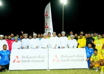 بنك مسقط يحتفل بافتتاح مشروع إنارة ملعب فريق الشاطئ بولاية المصنعة ضمن برنامج “الملاعب الخضراء”