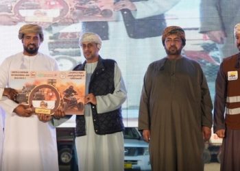 تتويج الفائزين بمسابقة الألعاب الرياضية الرملية في “جرّب جنوب الباطنة”