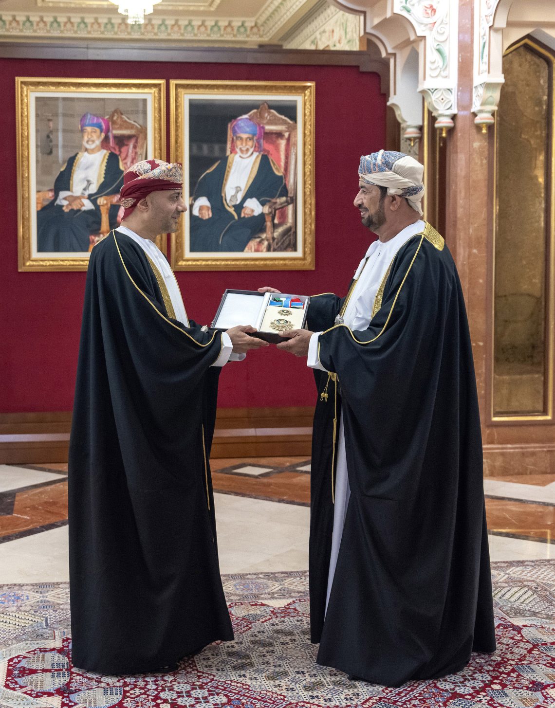 جلالة السلطان يتفضل بمنح أوسمة سامية لعددٍ من الشّخصيّات