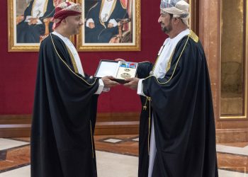 جلالة السلطان يتفضل بمنح أوسمة سامية لعددٍ من الشّخصيّات