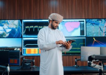 سلطنة عمان تسجّل نموًّا ملحوظًا في قطاع الاتّصالات وخدمات الإنترنت والبريد