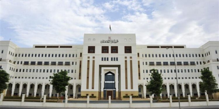 “العمل” تقرر التحول إلى “عن بُعد” في القطاعين العام والخاص غدا