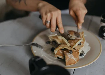 لماذا يُنصح بالتوقف عن تناول الطعام قبل النوم بـ3 ساعات؟