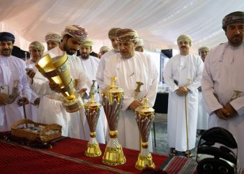 مهرجانُ كأس جلالةِ السُّلطان المعظم للهُجن 2026.. أجواءٌ تنافسيّةٌ وحضورٌ مُلفتٌ من مُلّاك ومُتابعي رياضات الهجن