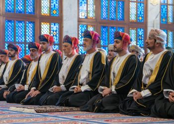 بالصور.. جلالةُ السُّلطان المُعظّم يؤدّي صلاة عيد الفطر السّعيد