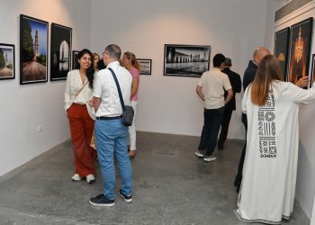 معرض ضوئي في مسقط يجمع عدسات عُمانية وفرنسية في احتفاء بالمئوية الثانية للتصوير