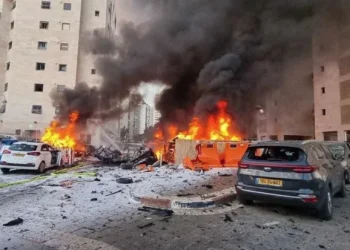 إيران تطلق 3 موجات من الصواريخ.. ودوي انفجارات في تل أبيب