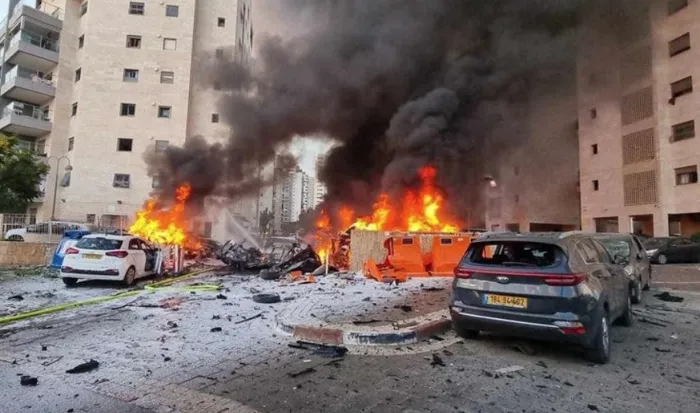 إيران تطلق 3 موجات من الصواريخ.. ودوي انفجارات في تل أبيب