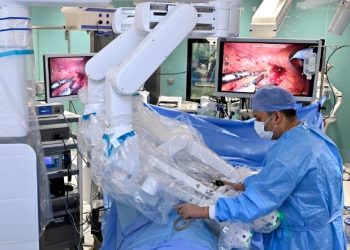 مستشفى المدينة الطبية يحقق إنجازاً طبيا باستخدام الروبوت الجراحي