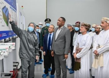 الرئيس البوتسواني يزور ميناء صحار والمنطقة الحرة