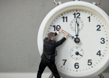 لماذا نشعر بتسارع الوقت مع التقدم في العمر؟.. علماء يفسرون