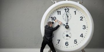 لماذا نشعر بتسارع الوقت مع التقدم في العمر؟.. علماء يفسرون