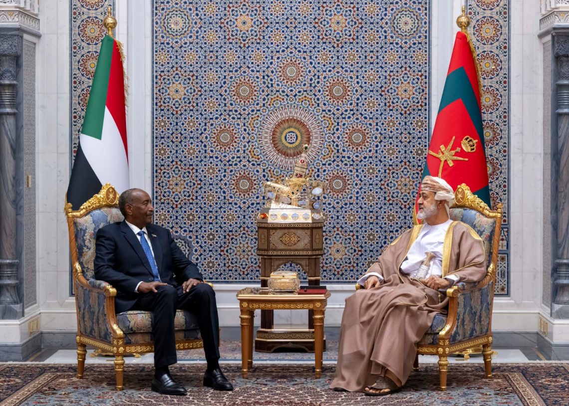 جلالة السلطان يستقبل رئيس مجلس السيادة الانتقالي بالسودان