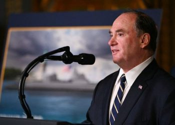 “البنتاجون” يطيح بوزير البحرية الأمريكي