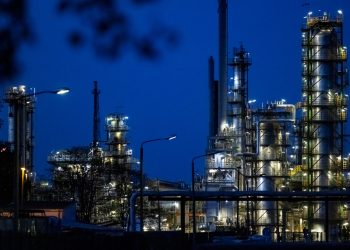 النفط يتراجع مع توقعات استئناف المحادثات بين إيران والولايات المتحدة