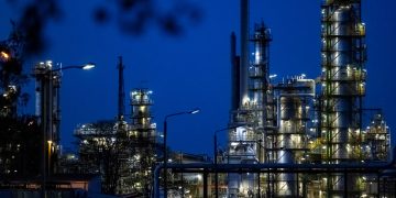 النفط يتراجع مع توقعات استئناف المحادثات بين إيران والولايات المتحدة