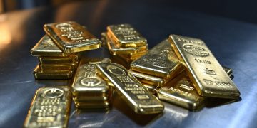 الذهب يتراجع بأكثر من 1 % بعد سلسلة مكاسب