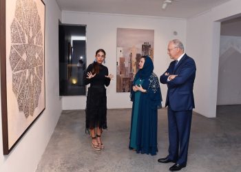“صدى الشرق”.. رحلة بصرية تشكيلية تفسر العلاقة بين اللغة والهوية