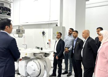 سلطنة عُمان تبحث استقطاب الصناعات الدوائية عالية التقنية مع الصين