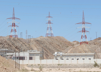 جهود حثيثة لتحويل أعمدة الكهرباء الواقعة في بطون الأودية