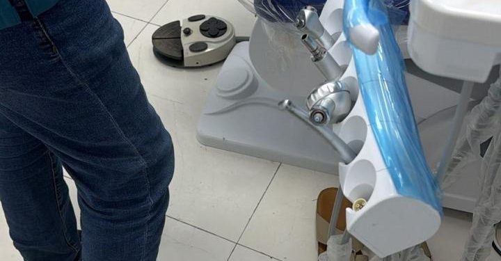 ضبط منشأة صحية تمارس نشاط تقويم الأسنان دون ترخيص في شمال الباطنة