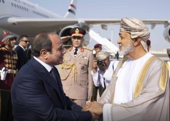 بالصور.. الرئيس المصري يصلُ إلى سلطنة عُمان في زيارةٍ أخويّةٍ خاصّةٍ وجلالة السلطان في مقدمة مستقبليه