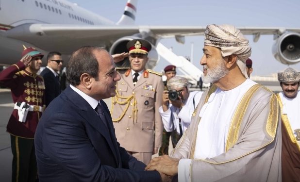 بالصور.. الرئيس المصري يصلُ إلى سلطنة عُمان في زيارةٍ أخويّةٍ خاصّةٍ وجلالة السلطان في مقدمة مستقبليه