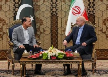قاليباف لقائد الجيش الباكستاني: لن نتنازل عن حقوق شعبنا