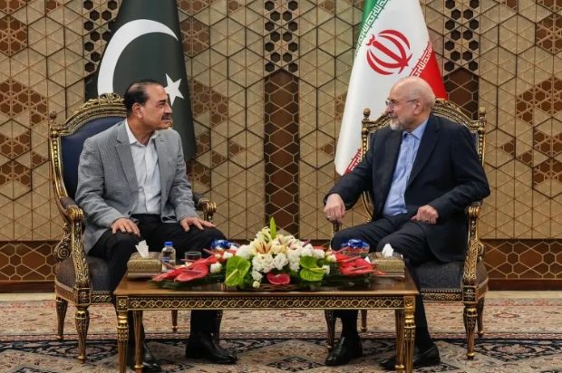 قاليباف لقائد الجيش الباكستاني: لن نتنازل عن حقوق شعبنا