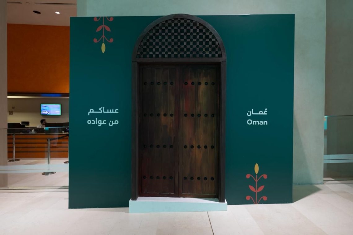 الزوار يستمتعون بكرم الضيافة العمانية ضمن فعاليات عيد الأضحى في “إثراء” بالسعودية