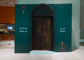 الزوار يستمتعون بكرم الضيافة العمانية ضمن فعاليات عيد الأضحى في “إثراء” بالسعودية
