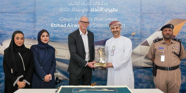مطار صلالة يستقبل أولى رحلات الاتحاد للطيران قبيل موسم خريف ظفار 2026
