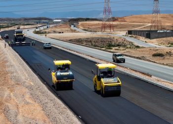 تنفيذ مشروعات نوعية تُعزّز منظومة التنقل والترابط بين ولايات محافظة ظفار