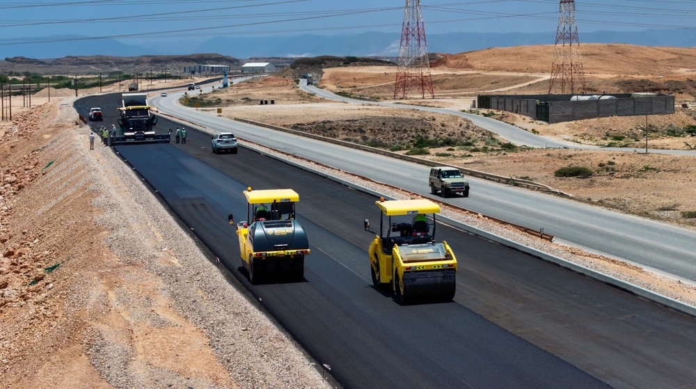 تنفيذ مشروعات نوعية تُعزّز منظومة التنقل والترابط بين ولايات محافظة ظفار