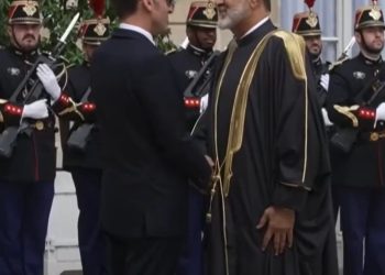 الرئيس الفرنسي يستقبل جلالة السلطان في قصر الإليزيه