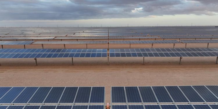 تنفيذ مبادرات نوعية لتعزيز إنتاج النفط والغاز عبر رفع مساهمة الطاقة المتجددة وتقليل الانبعاثات