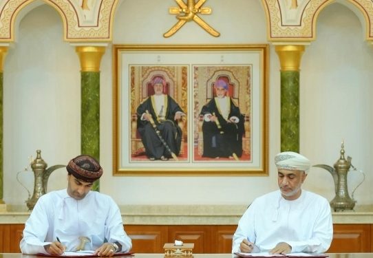 بلدية مسقط توقّع على اتفاقيات لتنفيذ مشروعات خدميّة وتطويريّة في المعبيلة والقرم والعامرات