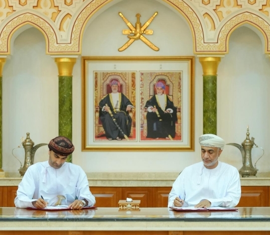 بلدية مسقط توقّع على اتفاقيات لتنفيذ مشروعات خدميّة وتطويريّ