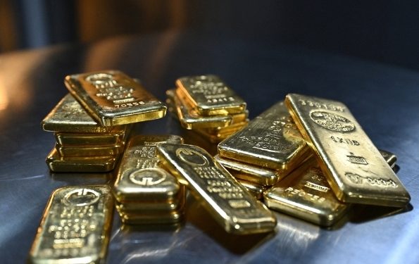 ارتفاع أسعار الذهب وسط انخفاض سعر النفط